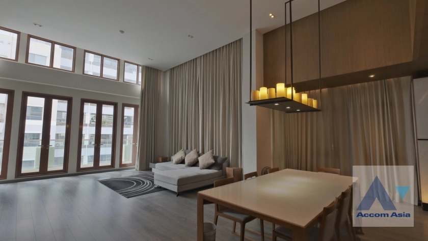  3 Bedrooms  Condominium For Rent in Ploenchit, Bangkok  near BTS Ploenchit (AA32842)