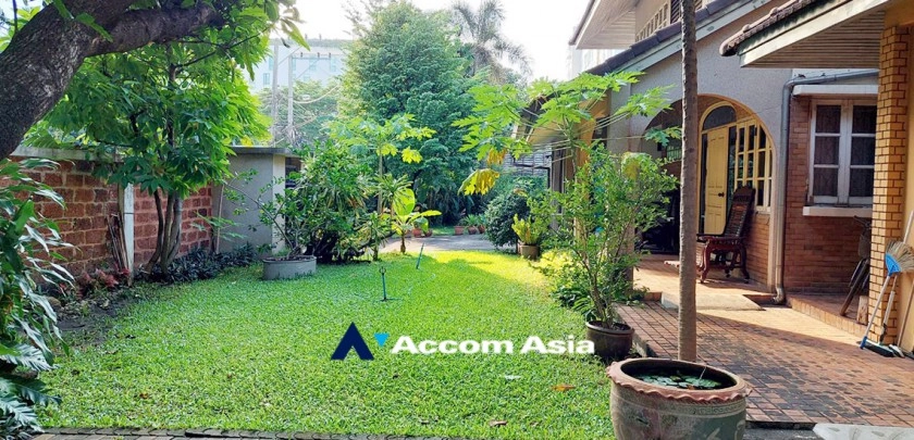 Garden, Home Office |  4 Bedrooms  House For Rent in Ratchadapisek, Bangkok  near MRT Phetchaburi (AA32843)