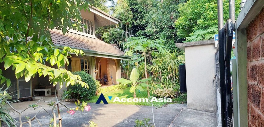 Garden, Home Office |  4 Bedrooms  House For Rent in Ratchadapisek, Bangkok  near MRT Phetchaburi (AA32843)