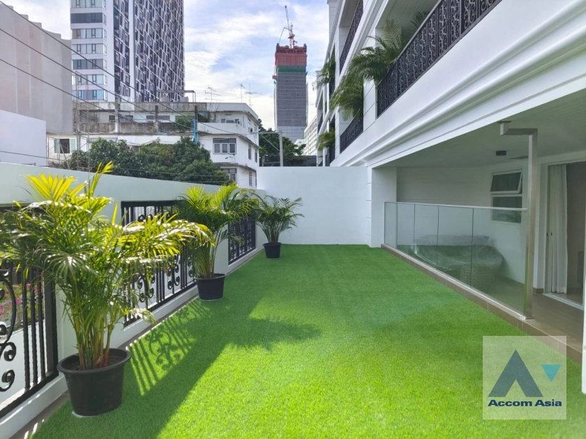 Fully Furnished, Pet friendly |  New Modern Classic Apartment, Near Main Street Apartment  3 Bedroom for Rent BTS Ekkamai in Sukhumvit Bangkok