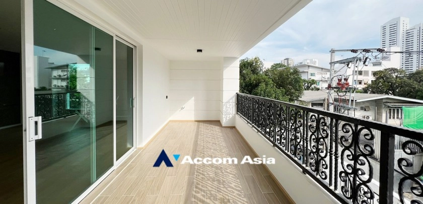  4 Bedrooms  Apartment For Rent in Sukhumvit, Bangkok  near BTS Ekkamai (AA32850)