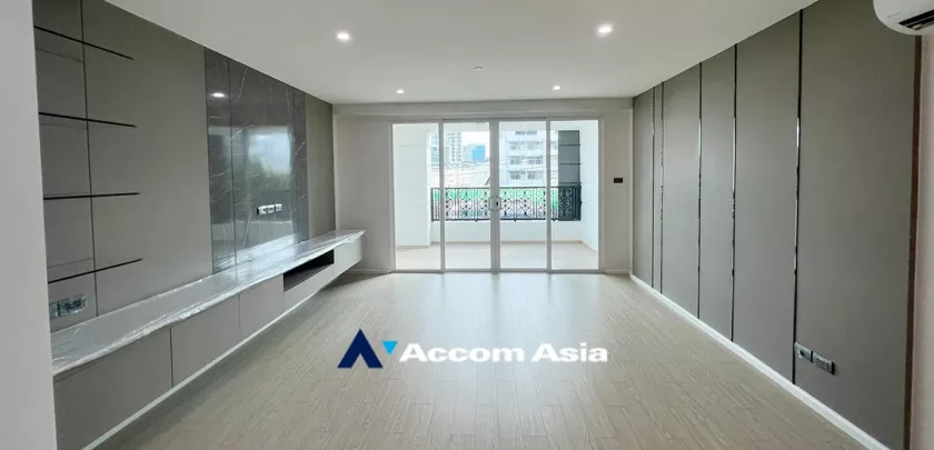  2 Bedrooms  Apartment For Rent in Sukhumvit, Bangkok  near BTS Ekkamai (AA32854)