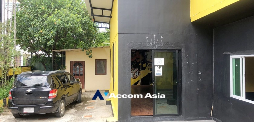 unit 3 Bedrooms  House For Rent & Sale in Sukhumvit, Bangkok  near BTS Thong Lo (AA32893)