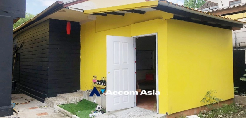 unit 3 Bedrooms  House For Rent & Sale in Sukhumvit, Bangkok  near BTS Thong Lo (AA32893)