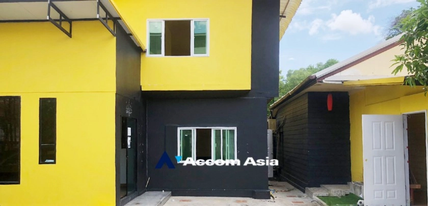 unit 3 Bedrooms  House For Rent & Sale in Sukhumvit, Bangkok  near BTS Thong Lo (AA32893)