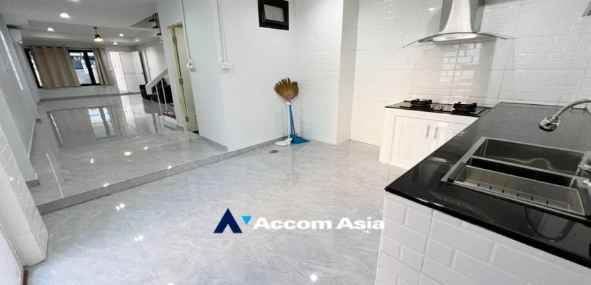 unit 2 Bedrooms  Townhouse For Rent & Sale in Sukhumvit, Bangkok  near BTS Phra khanong (AA32916)