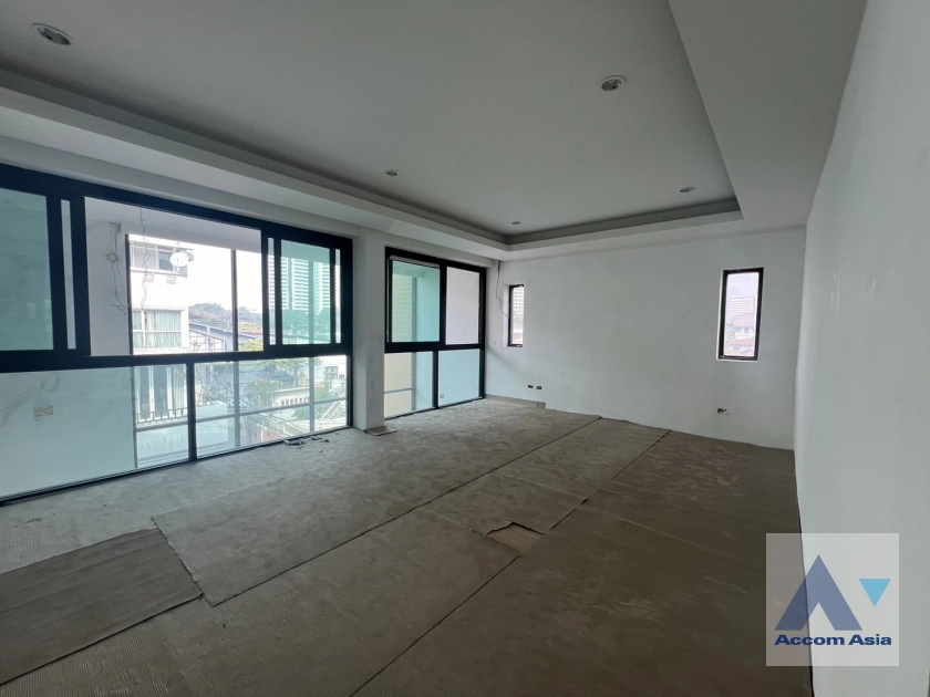 unitPet friendly |  20 Bedrooms  Townhouse For Sale in Sukhumvit, Bangkok  near BTS Phrom Phong (AA32925)