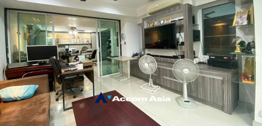 unit 5 Bedrooms  House For Sale in Sukhumvit, Bangkok  near BTS Phra khanong (AA32941)