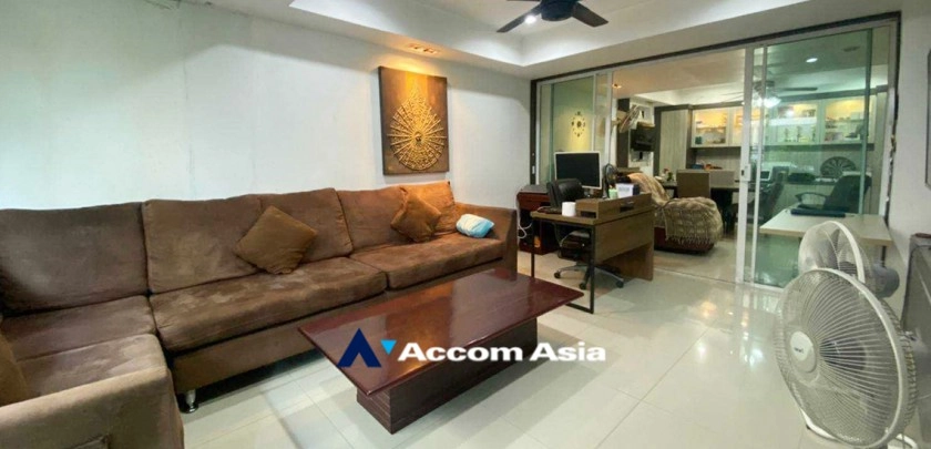 unit 5 Bedrooms  House For Sale in Sukhumvit, Bangkok  near BTS Phra khanong (AA32941)