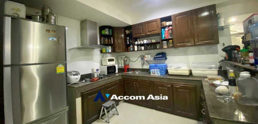 unit 5 Bedrooms  House For Sale in Sukhumvit, Bangkok  near BTS Phra khanong (AA32941)