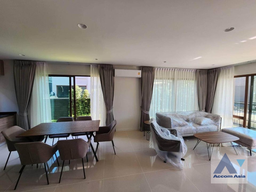  4 Bedrooms  House For Rent in Ratchadapisek, Bangkok  (AA32942)
