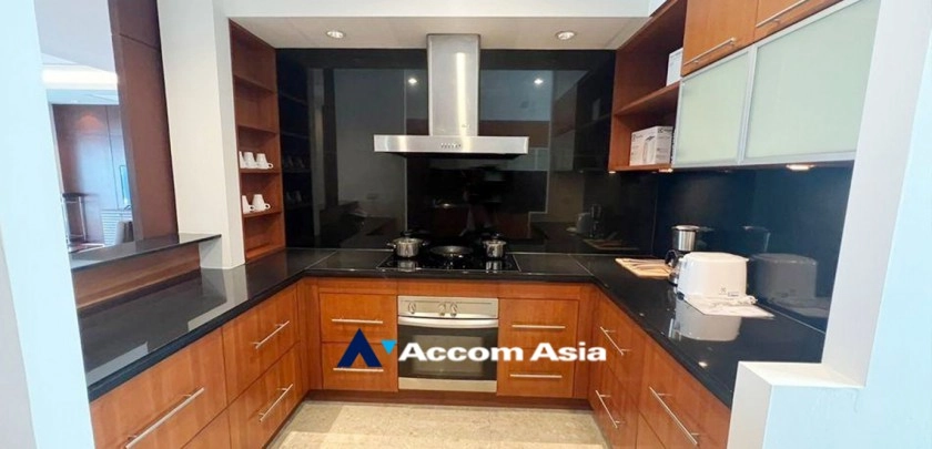 unit 3 Bedrooms  Apartment For Rent in Ploenchit, Bangkok  near BTS Ploenchit (AA32947)