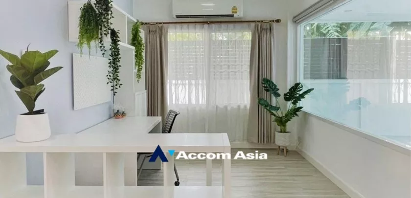 unit 3 Bedrooms  House For Rent & Sale in Pattanakarn, Bangkok  near ARL Ramkhamhaeng (AA32977)