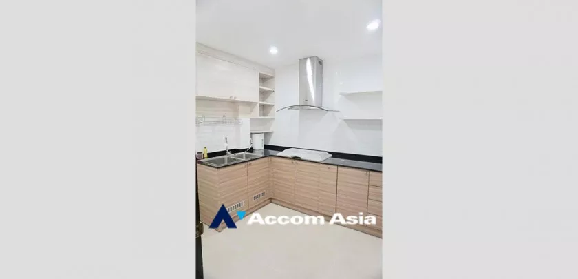 unit 3 Bedrooms  House For Rent & Sale in Pattanakarn, Bangkok  near ARL Ramkhamhaeng (AA32977)
