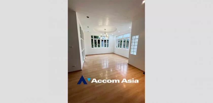 12  4 br House for rent and sale in phaholyothin ,Bangkok MRT Lat Phrao AA32978