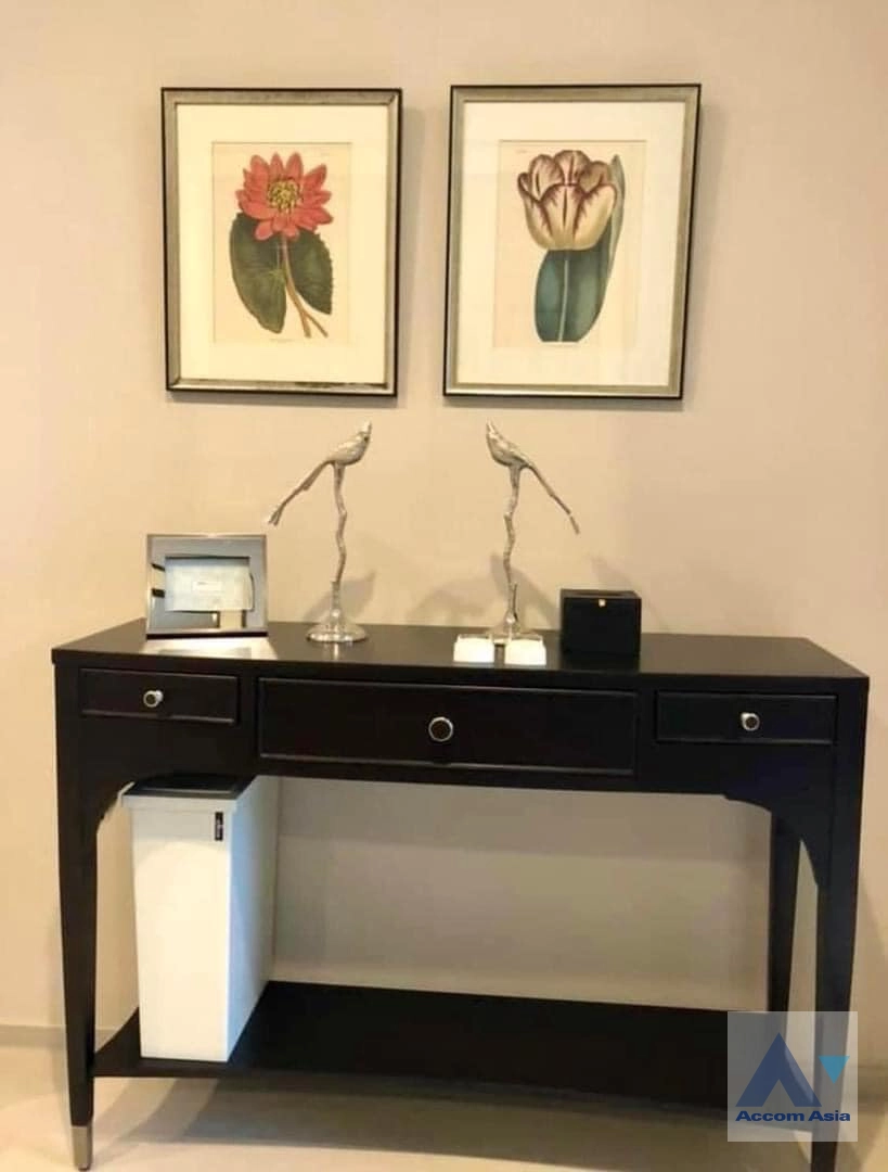 unit 1 Bedroom  Condominium For Rent in Ploenchit, Bangkok  near BTS Ploenchit (AA33034)