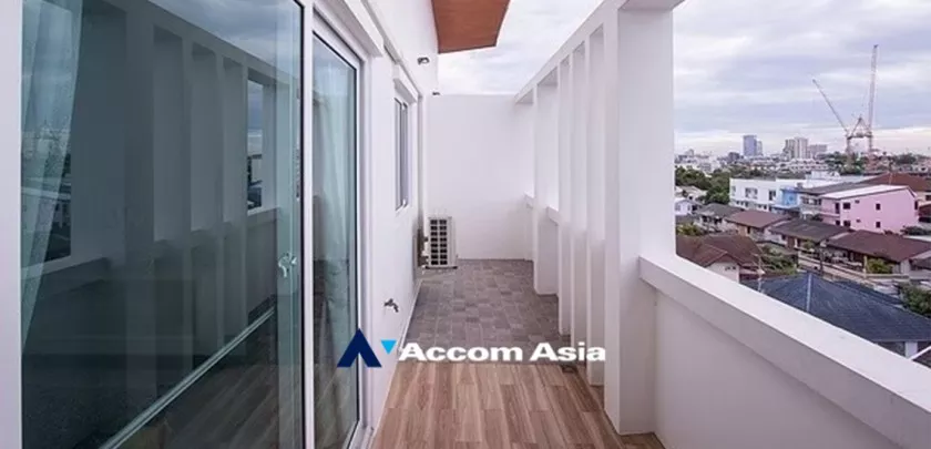 28  3 br Apartment For Rent in Sukhumvit ,Bangkok BTS Punnawithi at Apartment complex in Bangkok AA33042