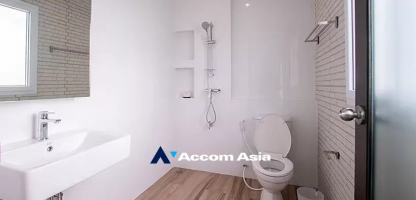 23  3 br Apartment For Rent in Sukhumvit ,Bangkok BTS Punnawithi at Apartment complex in Bangkok AA33042