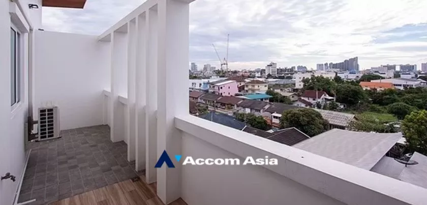 27  3 br Apartment For Rent in Sukhumvit ,Bangkok BTS Punnawithi at Apartment complex in Bangkok AA33042