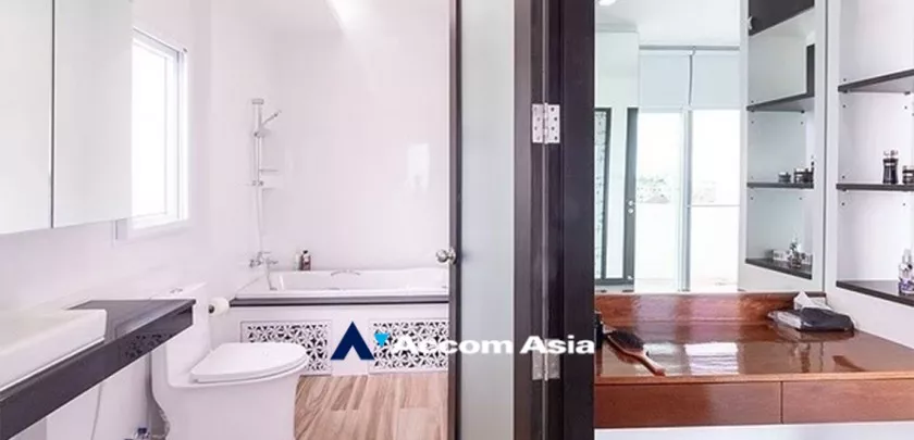 24  3 br Apartment For Rent in Sukhumvit ,Bangkok BTS Punnawithi at Apartment complex in Bangkok AA33042
