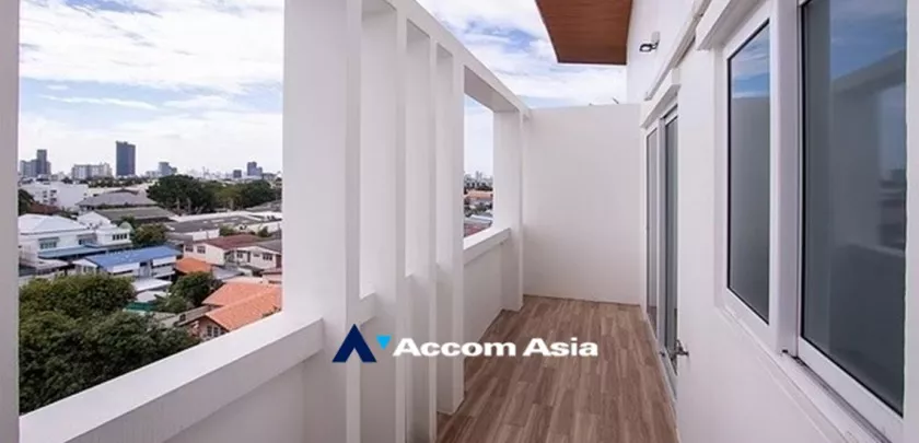 26  3 br Apartment For Rent in Sukhumvit ,Bangkok BTS Punnawithi at Apartment complex in Bangkok AA33042
