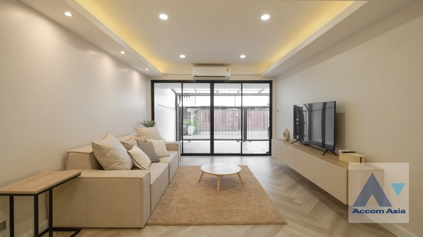 unitHome Office, Pet friendly |  Newly renovated townhome 4 beds for rent in Sukhumvit, Bangkok near BTS Phra khanong (AA33050)