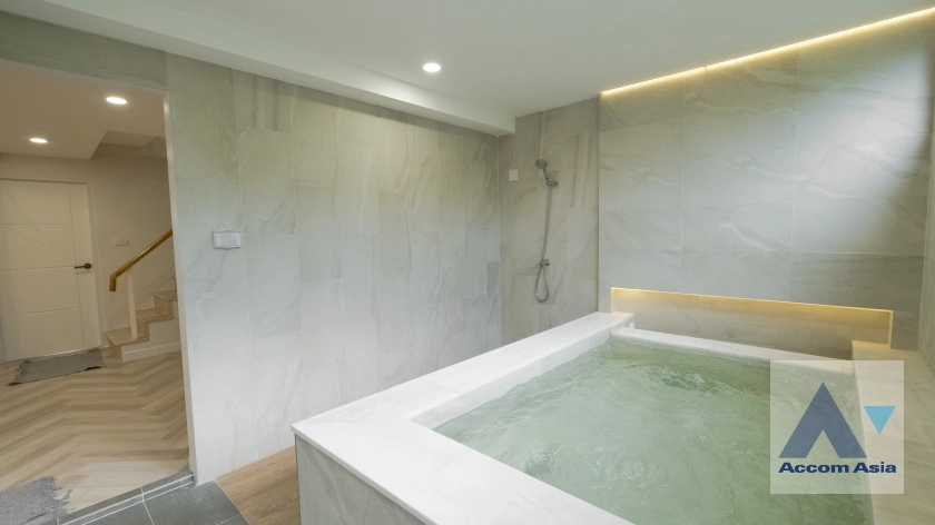 12  4 br Townhouse for rent and sale in Sukhumvit ,Bangkok BTS Phra khanong AA33050