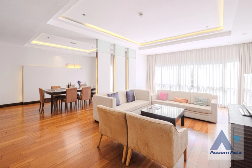 unit 4 Bedrooms  Apartment For Rent in Ploenchit, Bangkok  near BTS Ploenchit (AA33053)