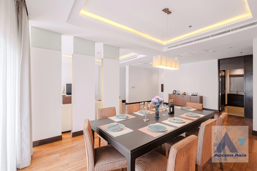 unit 4 Bedrooms  Apartment For Rent in Ploenchit, Bangkok  near BTS Ploenchit (AA33053)