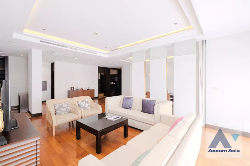  4 Bedrooms  Apartment For Rent in Ploenchit, Bangkok  near BTS Ploenchit (AA33053)