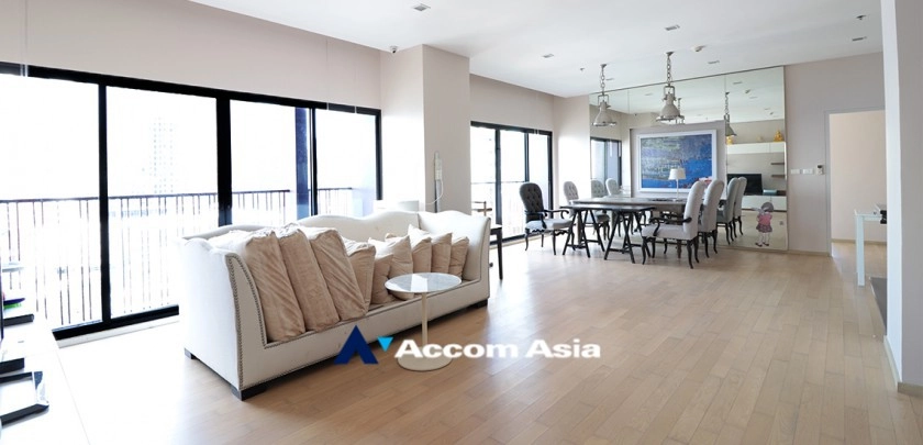 4 Bedrooms  Condominium For Rent in Sukhumvit, Bangkok  near BTS Ekkamai (AA33082)