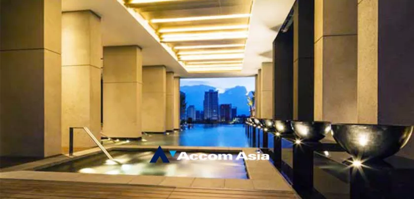  2 Bedrooms  Condominium For Rent in Ploenchit, Bangkok  near BTS Ratchadamri (AA33093)