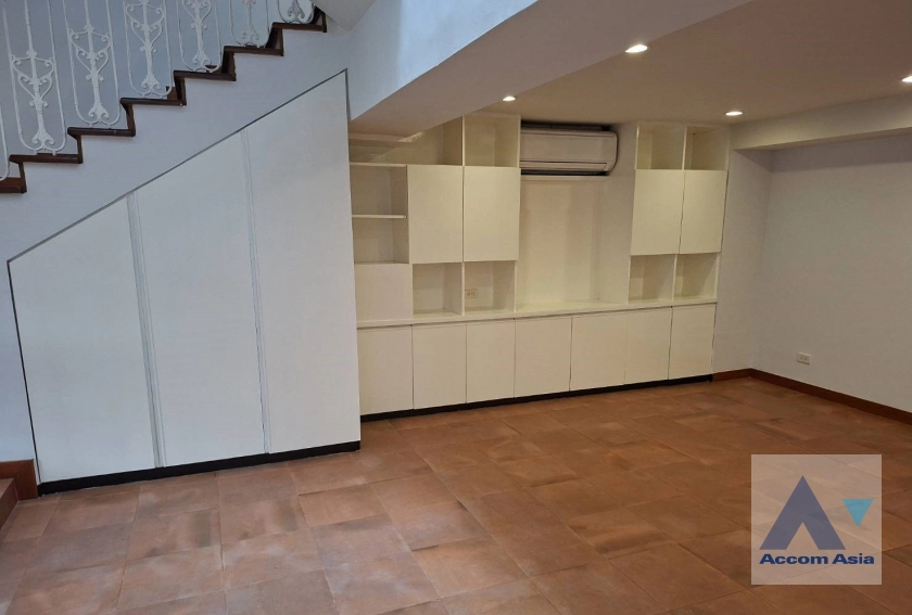 6  3 br Townhouse For Rent in Ploenchit ,Bangkok BTS Ploenchit AA33100