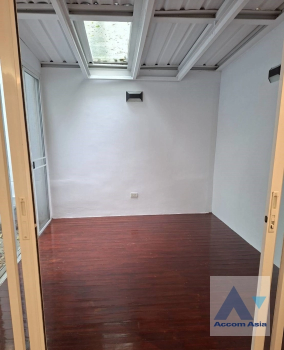 15  3 br Townhouse For Rent in Ploenchit ,Bangkok BTS Ploenchit AA33100