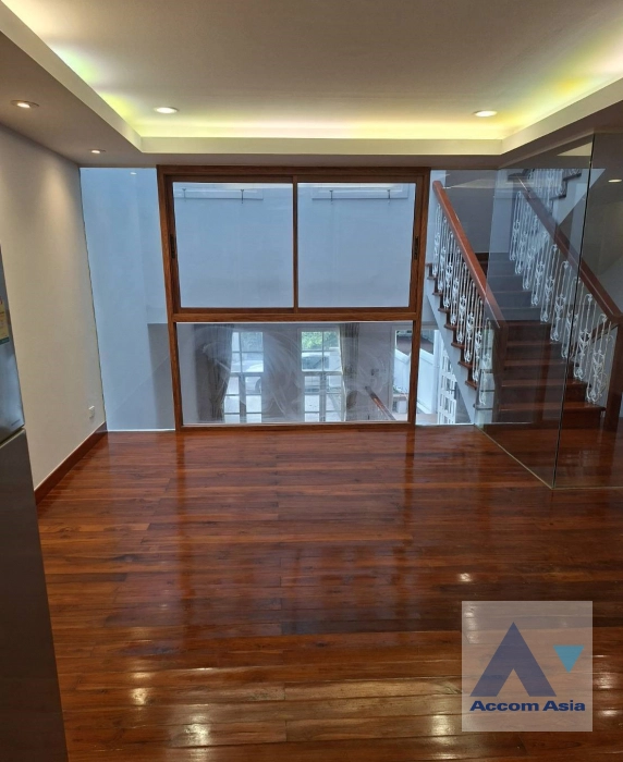 8  3 br Townhouse For Rent in Ploenchit ,Bangkok BTS Ploenchit AA33100