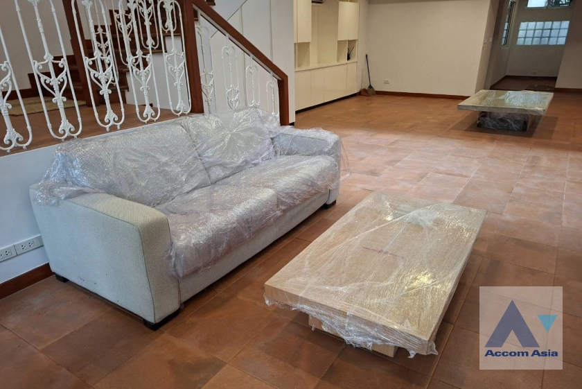 unit 3 Bedrooms  Townhouse For Rent in Ploenchit, Bangkok  near BTS Ploenchit (AA33100)