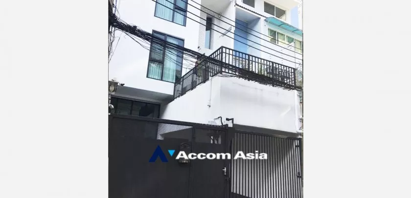 Pet friendly |  3 Bedrooms  Townhouse For Rent in Silom, Bangkok  near BTS Chong Nonsi (AA33103)