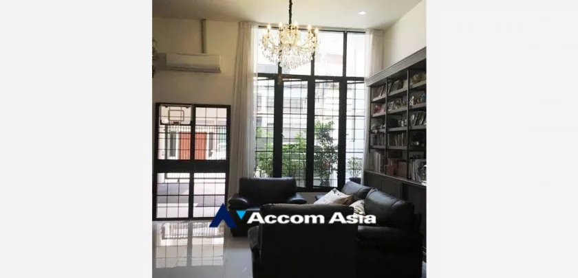 4  3 br Townhouse For Rent in Silom ,Bangkok BTS Chong Nonsi AA33103