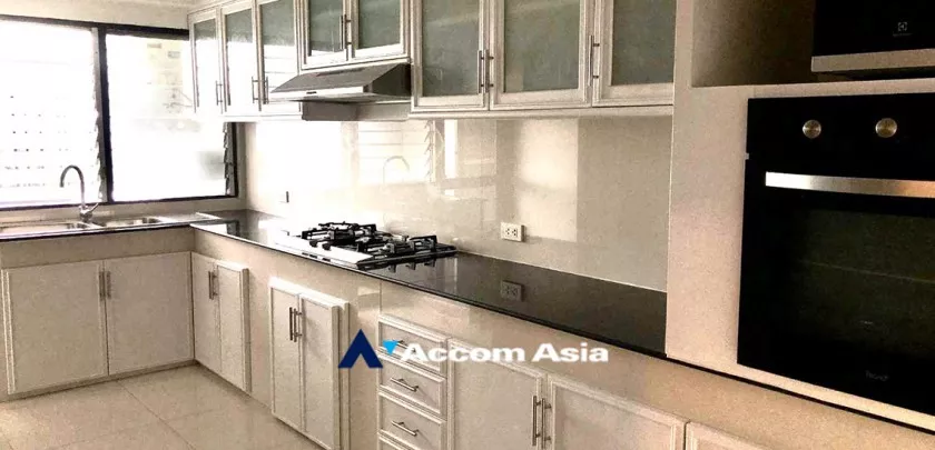  1  3 br Apartment For Rent in Sukhumvit ,Bangkok BTS Asok - MRT Sukhumvit at Family Apartment with Lake View AA33117