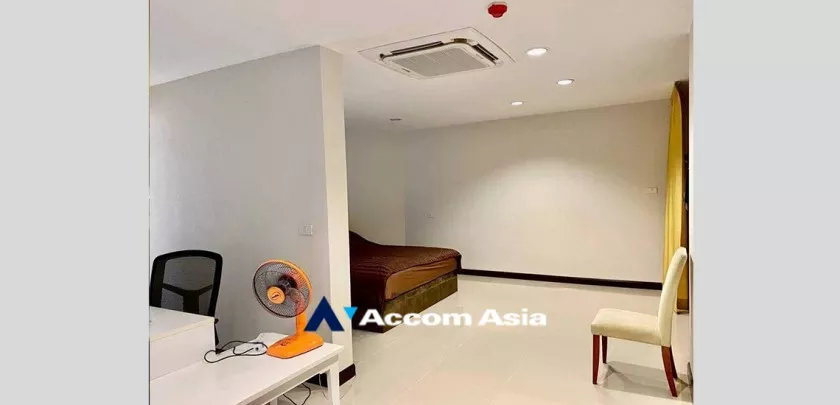 Home Office |  8 Bedrooms  Shophouse For Sale in Sukhumvit, Bangkok  near BTS Phrom Phong (AA33172)