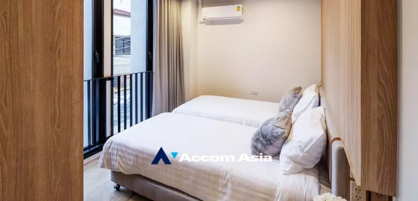  2 Bedrooms  Apartment For Rent in Ploenchit, Bangkok  near MRT Lumphini (AA33173)