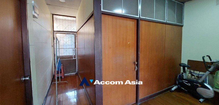  3 Bedrooms  Townhouse For Sale in Sukhumvit, Bangkok  near BTS Ekkamai (AA33192)