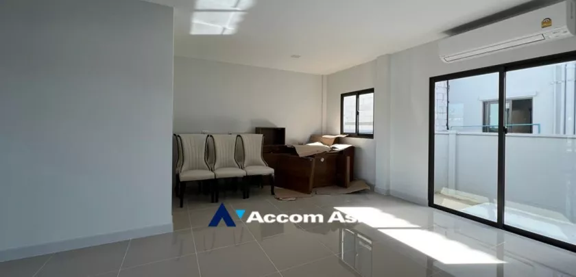 4  3 br Townhouse For Sale in  ,Samutprakan  at House AA33199