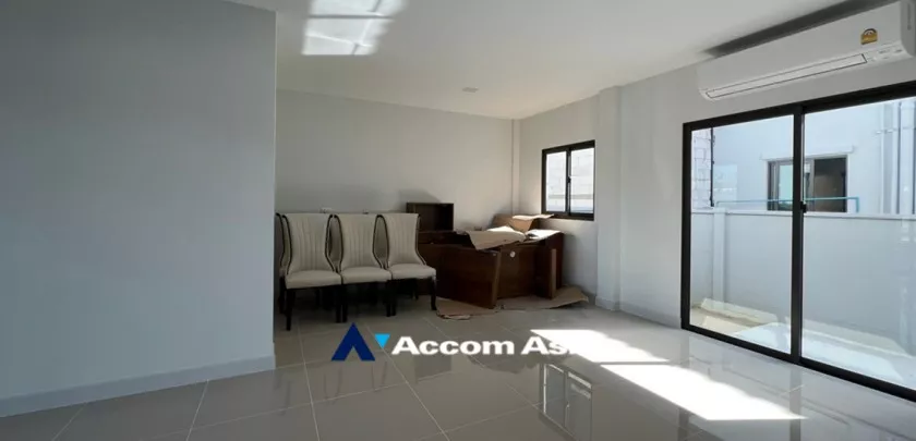 4  3 br Townhouse For Sale in Samutprakan ,Samutprakan  at House AA33199