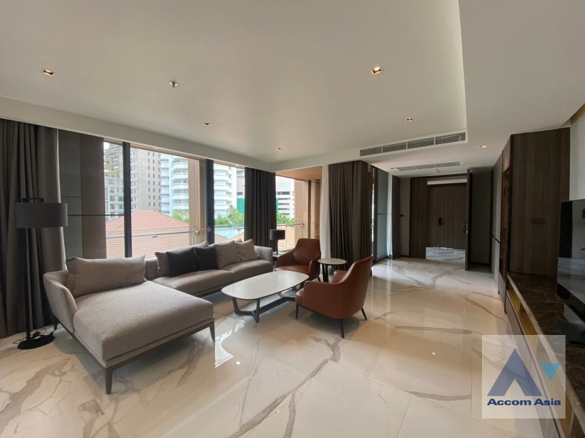  3 Bedrooms  Apartment For Rent in Sukhumvit, Bangkok  near BTS Phrom Phong (AA33200)