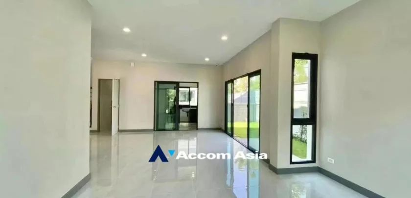  4 Bedrooms  House For Sale in Pattanakarn, Bangkok  (AA33208)