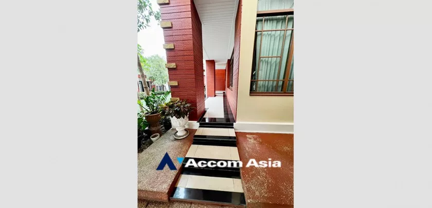 24  4 br House For Sale in Pattanakarn ,Bangkok  at Peaceful compound AA33210