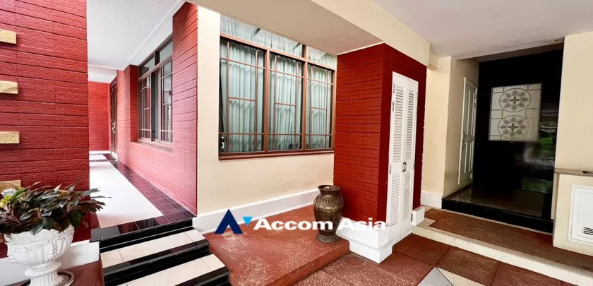 22  4 br House For Sale in Pattanakarn ,Bangkok  at Peaceful compound AA33210
