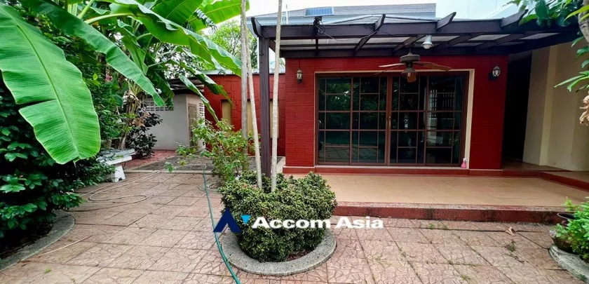 33  4 br House For Sale in Pattanakarn ,Bangkok  at Peaceful compound AA33210
