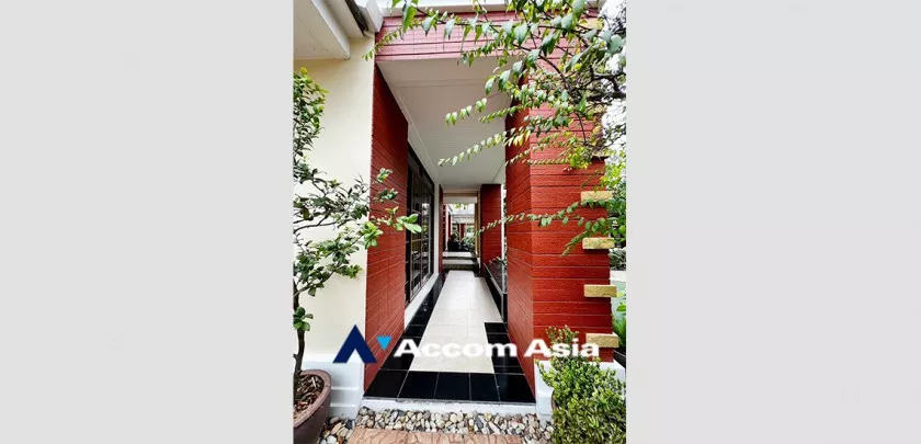 37  4 br House For Sale in Pattanakarn ,Bangkok  at Peaceful compound AA33210